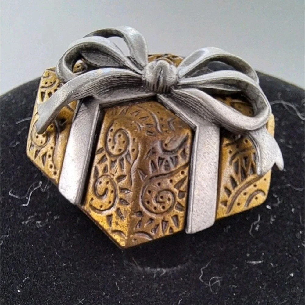 Vintage JJ JONETTE Two Tone Wrapped Package Gift Bow Pin/Brooch Signed